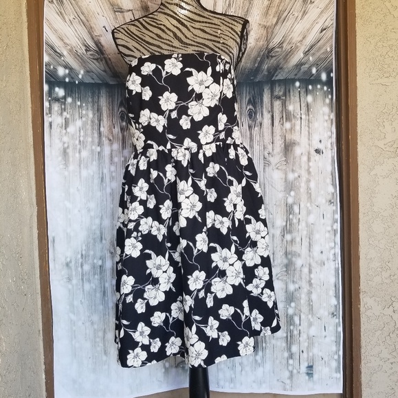 Forever 21 Dresses & Skirts - NWOT Forever 21 strapless floral dress size 1x